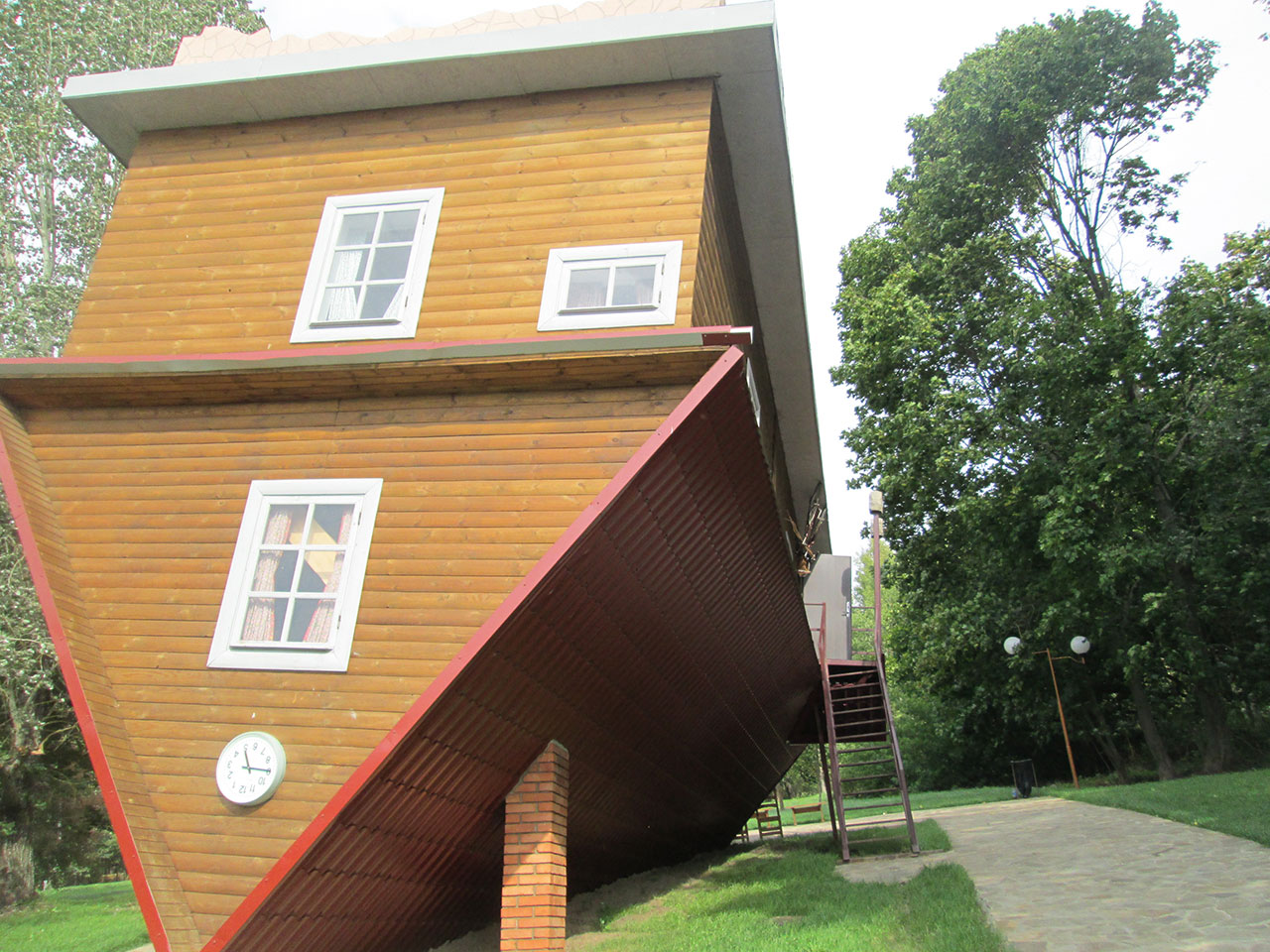 Перевернутый дом рядом с Минском